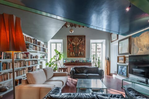 Communal lounge/ TV room, Library, TV and multimedia, Living room, Seating area, Evening entertainment