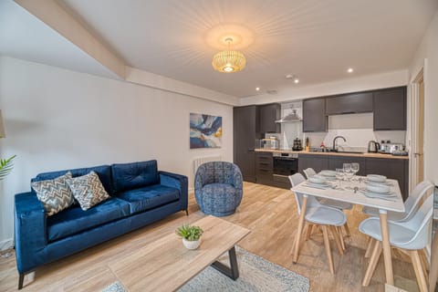 Kitchen or kitchenette, Living room, Seating area, Dining area