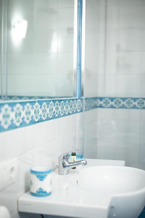 Bathroom, Bath, towels