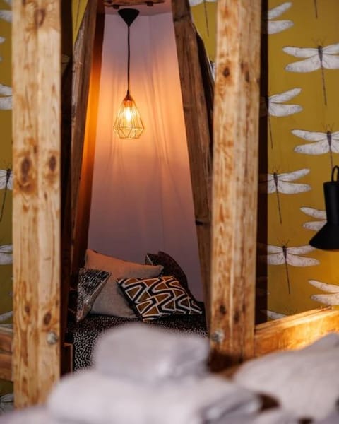 Photo of the whole room, Seating area