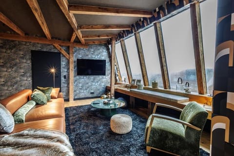 TV and multimedia, View (from property/room), Living room, Seating area, City view, Landmark view, River view