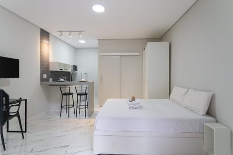 Bed, TV and multimedia, Kitchen or kitchenette, Photo of the whole room, Dining area, Bedroom, towels