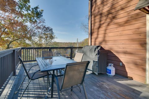 Walk to Lake Lampe Cabin with Fireplace and Deck! Cabin in Table Rock Lake