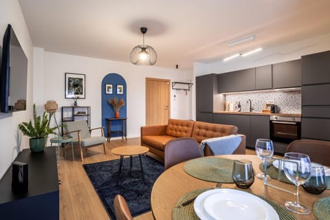 Communal lounge/ TV room, TV and multimedia, Kitchen or kitchenette, Living room, Food and drinks, Seating area, Dining area, Evening entertainment, Drinks
