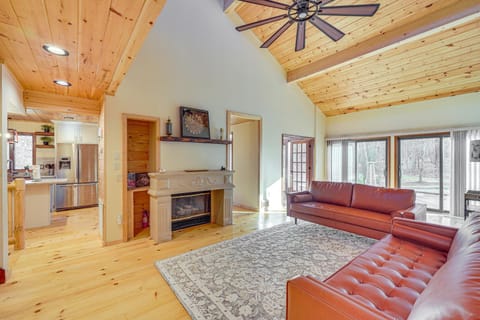 Ski, Hike and More Spacious Log Cabin in Long Pond Cabin in Pocono Pines