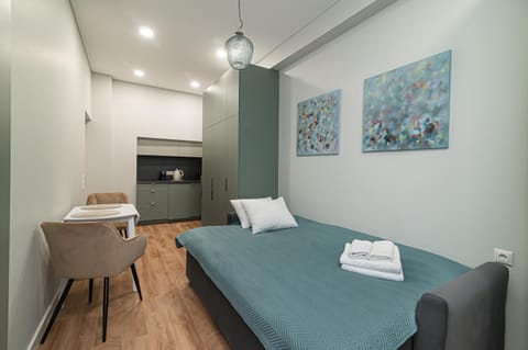 Bed, Kitchen or kitchenette, Living room, Photo of the whole room, Seating area, Bedroom, towels