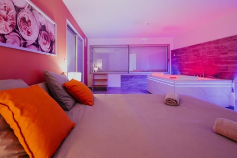 Bed, Hot Tub, Photo of the whole room, Bedroom, towels