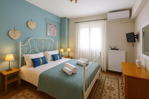 Bed, TV and multimedia, Bedroom, towels