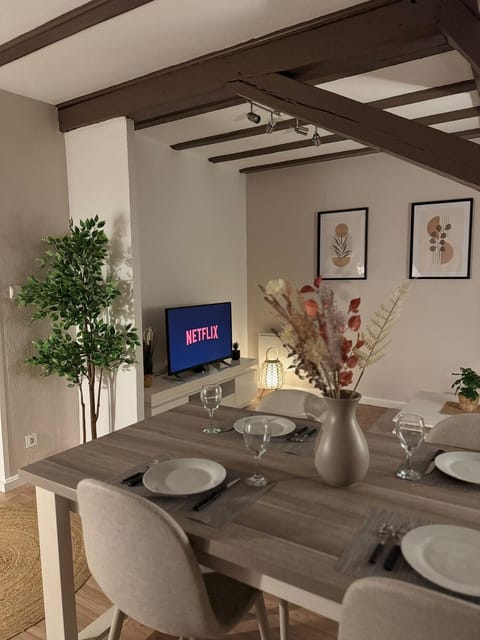 Communal lounge/ TV room, TV and multimedia, Dining area