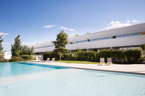 Property building, Day, Pool view, Swimming pool, Swimming pool, sunbed