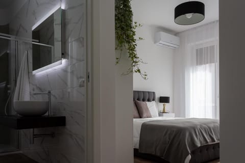 Bed, Bathroom, Photo of the whole room, air conditioner