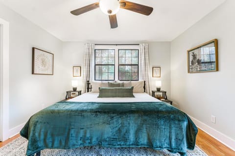 Cozy Cabin in the Woods w/ Playroom, Deck & Lounge Cabin in Oak Ridge