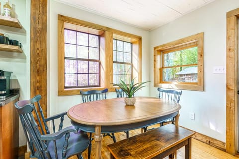 Cozy Cabin in the Woods w/ Playroom, Deck & Lounge Cabin in Oak Ridge