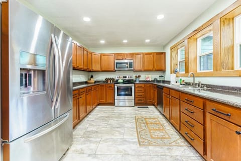 Cozy Cabin in the Woods w/ Playroom, Deck & Lounge Cabin in Oak Ridge