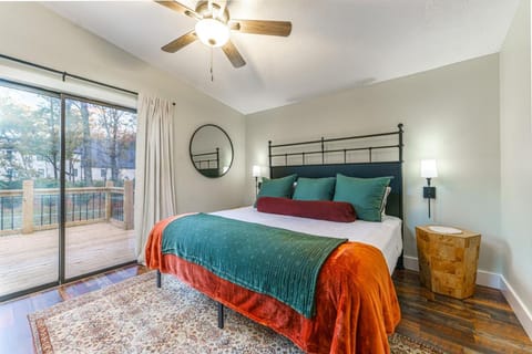 Cozy Cabin in the Woods w/ Playroom, Deck & Lounge Cabin in Oak Ridge