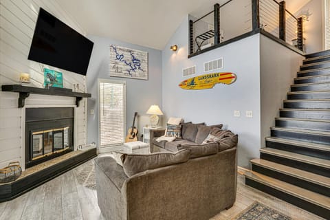 Fireplace, Deck and Grill Lake Ozark Family Retreat House in Village Four Seasons