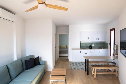 TV and multimedia, Kitchen or kitchenette, Living room, Seating area, Dining area