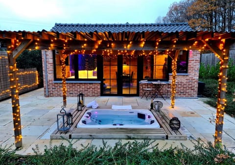 Property building, Patio, Garden, Garden, Hot Tub, Hot Tub, Open Air Bath