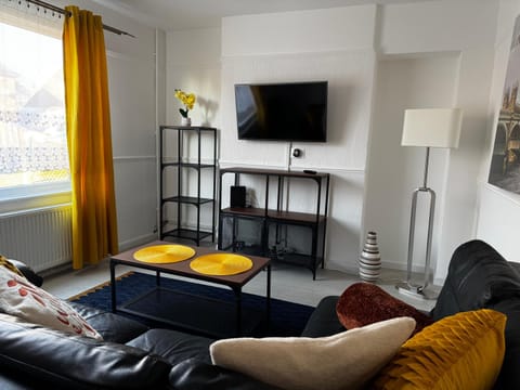 Communal lounge/ TV room, TV and multimedia, Living room, Seating area, Evening entertainment