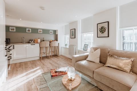 2 Bed Apartment Overlooking the Square Step Out to Shops & Dining Apartment in Shrewsbury