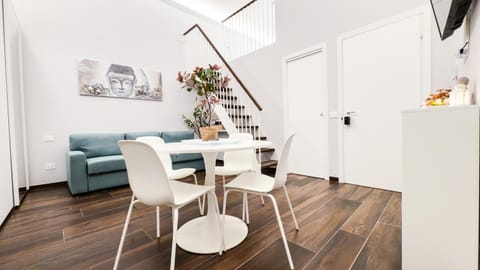 TV and multimedia, Kitchen or kitchenette, Living room, Seating area, Dining area