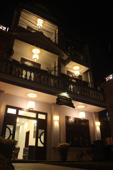 Facade/entrance, Night