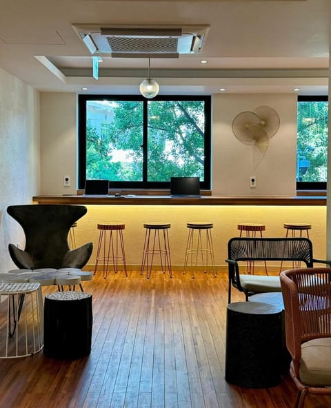 Seating area, Internal: Not applicable to any particular room