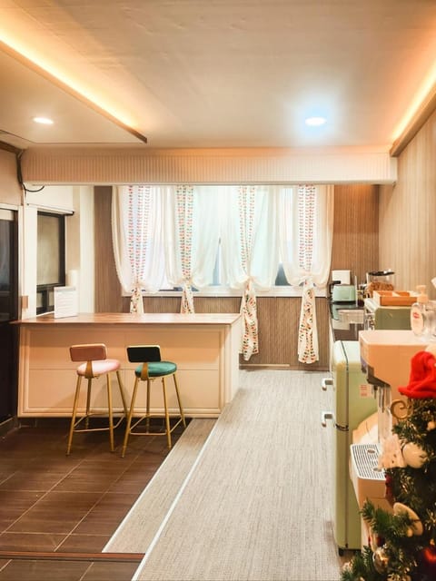 Kitchen or kitchenette, Living room, Seating area, Dining area