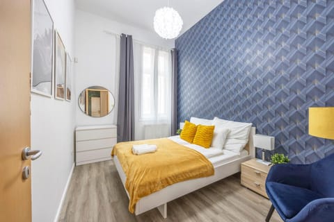 Bed, Photo of the whole room, Seating area, Bedroom, wardrobe