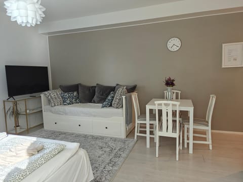 Bed, TV and multimedia, Dining area, Bedroom, furniture, towels