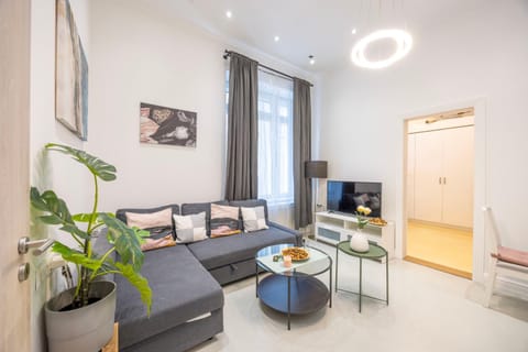 Bed, TV and multimedia, Living room, Photo of the whole room, Seating area, Evening entertainment, Bedroom