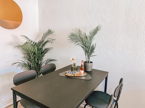 Seating area, Dining area