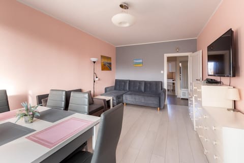 Communal lounge/ TV room, TV and multimedia, Living room, Seating area, Evening entertainment