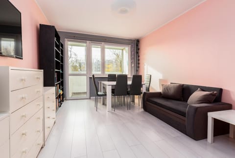 Communal lounge/ TV room, TV and multimedia, Living room, Seating area, Dining area, Evening entertainment