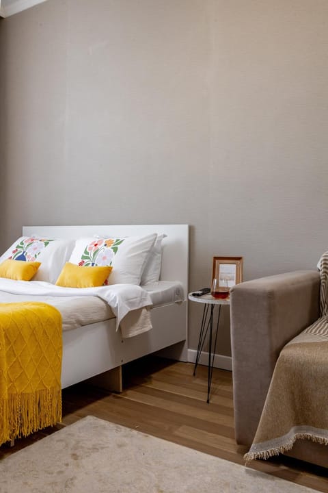 Bed, Living room, Photo of the whole room, Seating area, Bedroom