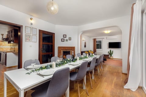 TV and multimedia, Seating area, Dining area