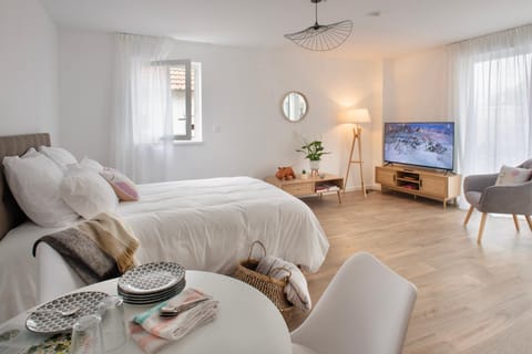 Bed, TV and multimedia, Living room, Photo of the whole room, Seating area, Bedroom