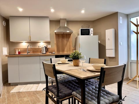 Coffee/tea facilities, Kitchen or kitchenette, Dining area, oven, stove