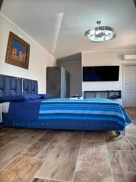 Bed, TV and multimedia, Photo of the whole room, Bedroom