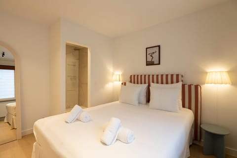 Bed, Bathroom, Bedroom, towels