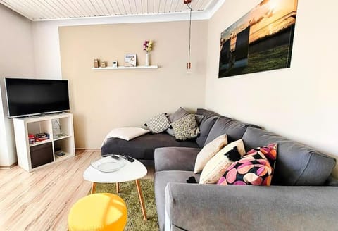 TV and multimedia, Living room, Seating area, Evening entertainment
