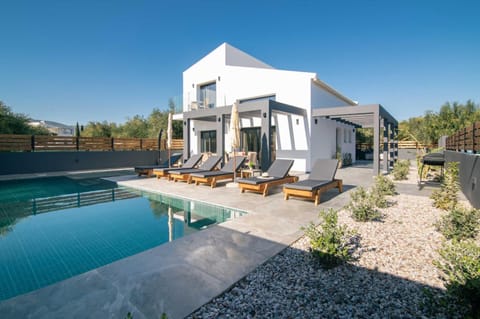 Property building, Patio, Day, Natural landscape, Pool view, Swimming pool, sunbed