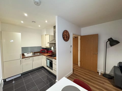 Bathstays- Walk into Town, 4K TVs, Fast WIFI, No Stairs and more! Apartment in Bath