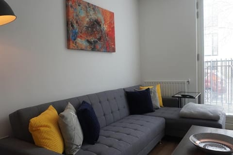 Bathstays- Walk into Town, 4K TVs, Fast WIFI, No Stairs and more! Apartment in Bath