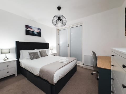 Bathstays- Walk into Town, 4K TVs, Fast WIFI, No Stairs and more! Apartment in Bath