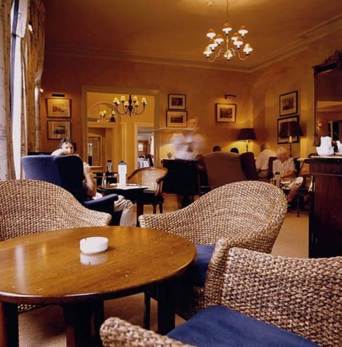 Restaurant/places to eat, Lounge or bar, group of guests