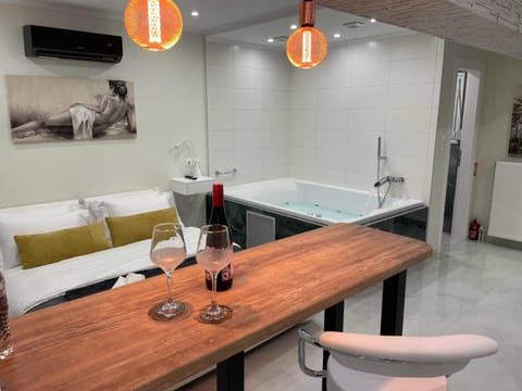 Hot Tub, Living room, Seating area
