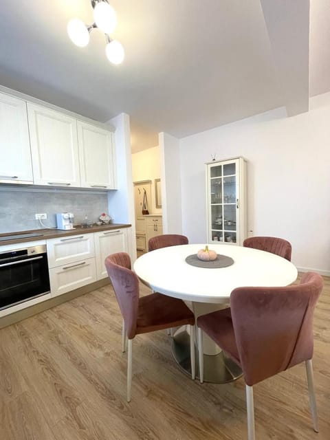 Kitchen or kitchenette, Dining area, dishwasher