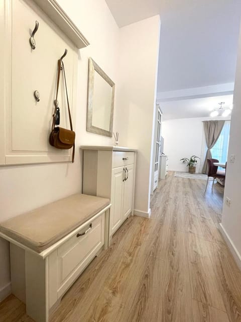 Facade/entrance, wardrobe