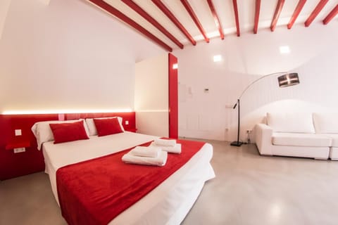 Bed, Living room, Photo of the whole room, Seating area, Bedroom, towels